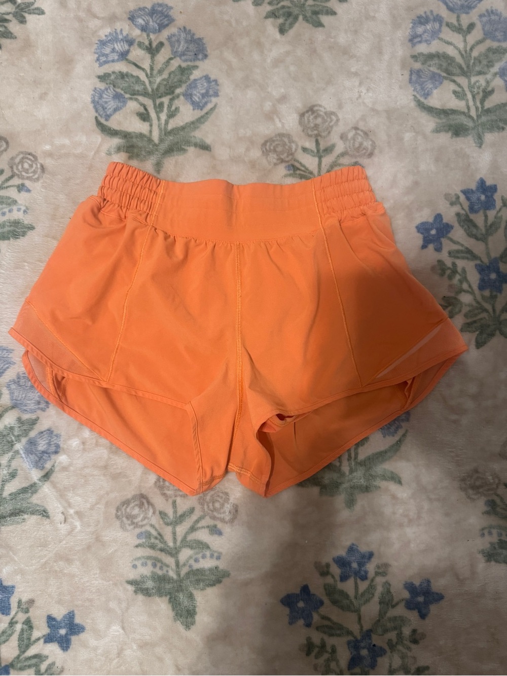 Lululemon Orange 2 inch shorts HR size 6 hotty hot